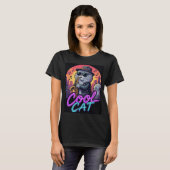 Cool Cat Saxophone –Retro Neon 90s Jazz Cat Design Tシャツ (正面フル)