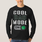 Cool Dad Mode On Fun Father s Day Graphic Artwork Tシャツ (正面)