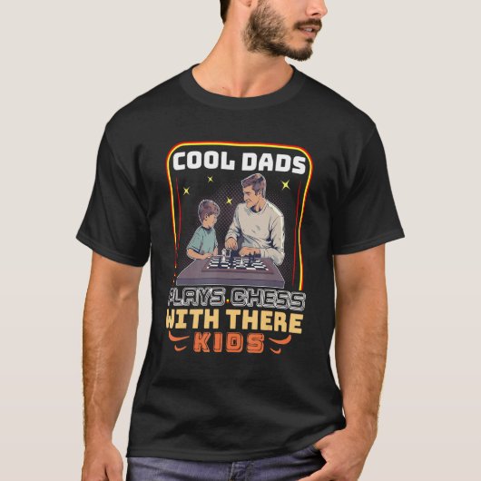 Cool Dads plays chess with there Kids Father´s Da Tシャツ (正面)
