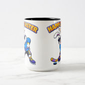 Cool Easter Bunny Hockey Player ツートーンマグカップ (中央)