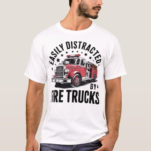 Cool Firefighter Funny Fire Truck Distracted Men  Tシャツ (正面)