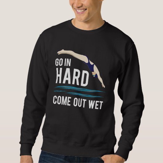 Cool Go In Hard Come Out Wet Adult Pun Swimmers スウェットシャツ (正面)