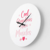 Cool Grandmas Have Muscles ラージ壁時計 (傾斜)