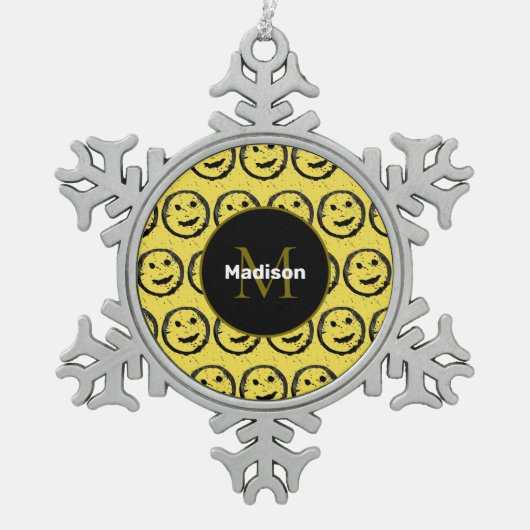 Cool Happy Smiling face pattern yellow Monogram スノーフレークピューターオーナメント (正面)