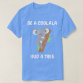 Cool koala bear hugs tree in the rainforest Koala Tシャツ (デザイン正面)