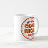 Cool Mom Club | Retro Badge Logo コーヒーマグカップ (正面右)