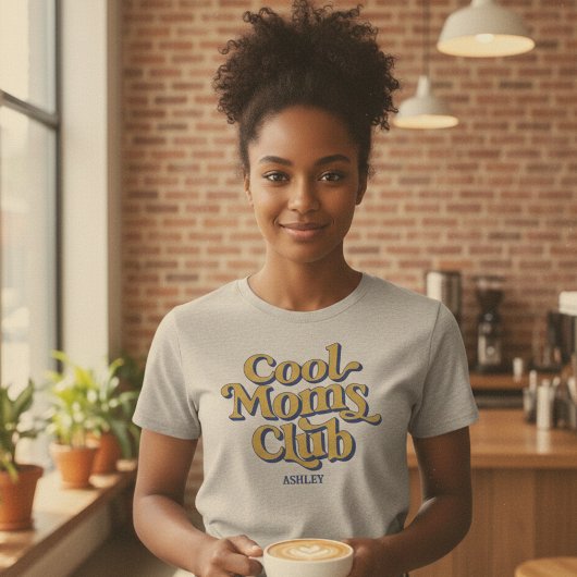 Cool Moms Club Bold Motherhood Blue Yellow Text Tシャツ