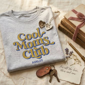Cool Moms Club Bold Motherhood Blue Yellow Text Tシャツ