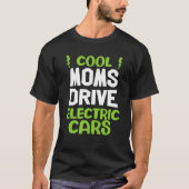 Cool moms drive electric car present EV car driver Tシャツ (正面)