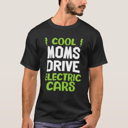 Cool moms drive electric car present EV car driver Tシャツ (正面)
