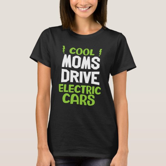 Cool moms drive electric car present EV car driver Tシャツ (正面)