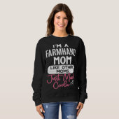 Cool Mothers Day Farmhand Mom スウェットシャツ (正面フル)