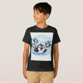 Cool Penguin Slide – 楽しいカートゥーンの冬のグラフィック Tシャツ (正面フル)