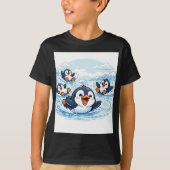 Cool Penguin Slide – 楽しいカートゥーンの冬のグラフィック Tシャツ (正面)