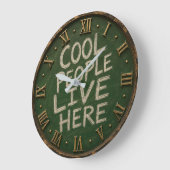 Cool People Live Here Funny Chalkboard Farmhouse ラージ壁時計 (傾斜)