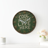 Cool People Live Here Funny Chalkboard Farmhouse ラージ壁時計 (ホーム)