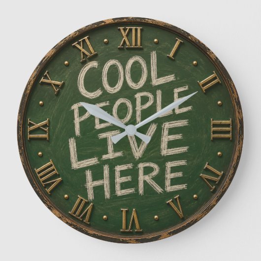 Cool People Live Here Funny Chalkboard Farmhouse ラージ壁時計 (正面)