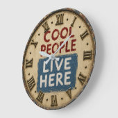 Cool People Live Here Rustic Farmhouse ラージ壁時計 (傾斜)