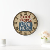 Cool People Live Here Rustic Farmhouse ラージ壁時計 (ホーム)