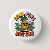 Cool Pine Hot Sun Retro Pineapple Summer Vibes 缶バッジ (正面)