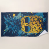 Cool Pineapple with Sunglasses Pop Art Illustratio ビーチタオル (正面)