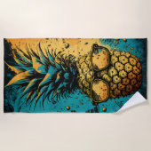 Cool Pineapple with Sunglasses – Summer Pop Art ビーチタオル (正面)