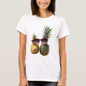 Cool Pineapples with Sunglasses – Fun Summer Vibes Tシャツ (正面)