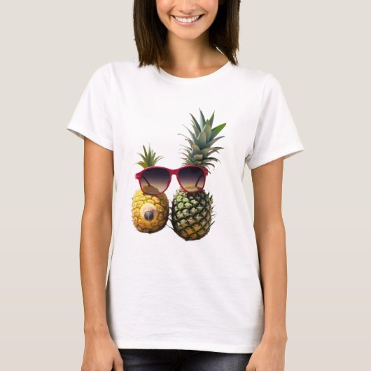 Cool Pineapples with Sunglasses – Fun Summer Vibes Tシャツ (正面)