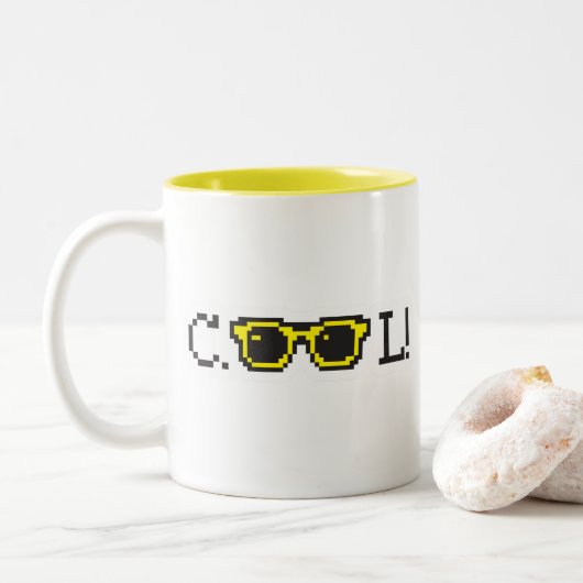 Cool Pixel Sunglasses Typography – Retro Y2K ツートーンマグカップ (ドーナツ)