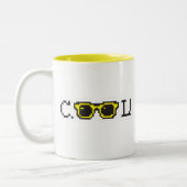 Cool Pixel Sunglasses Typography – Retro Y2K ツートーンマグカップ (左)