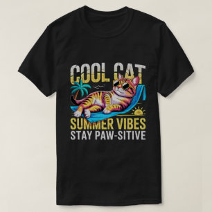 Cool Summer Cat - 面白いレトロビーチの雰囲気とポジティブな猫 Tシャツ