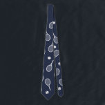 Cool White Retro Tennis Racquets Pattern Navy Blue ネクタイ<br><div class="desc">White and navy blue Tennis Rackets Pattern For Him | Summer Tennis Court. Gift for tennis player, white racquet tennis match on a navy blue background. Personalized Gift for a tennis player. Trendy tennis players home decor. Trendy modern tennis player gifts. Cool retro modern gift for your school tennis coach...</div>