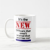 Cop Quote It's The New Officers That E Me Trooper コーヒーマグカップ (左)