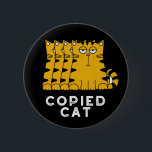 Copied Cat Funny Animal Pun Dark BG 缶バッジ<br><div class="desc">Copied Cat Funny Animal Pun features a cute cat that's been copied! Perfect pun gift for family and friends who love cute animal cat puns.</div>