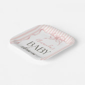 Coquette Pink Bow Wavy Stripe Girl Baby Shower ペーパープレート (傾斜あり)