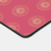 Coral | Golden Zinnia Flower Medallions デスクマット (コーナー)