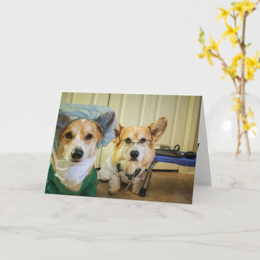 Corgi Drとナースが気に間もなく良くなる カード (黄色い花)