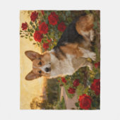 Corgi in the Roses II フリースブランケット (正面)