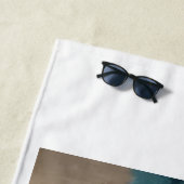  Corgis in red car at the Beach  ビーチタオル (インサイチュ)