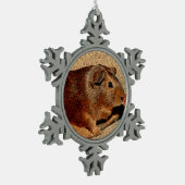 Corkboardの一見のモルモット スノーフレークピューターオーナメント (左)