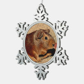 Corkboardの一見のモルモット スノーフレークピューターオーナメント (右)