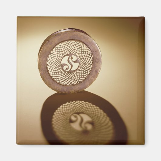 Cornalaraghの透かし箱のふた マグネット (正面)