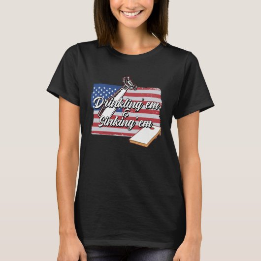 Cornhole Player Drinking Sinking USA Bean Sack Cor Tシャツ (正面)