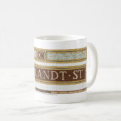 Cortlandt Stの地下鉄のモザイク コーヒーマグカップ (正面右)