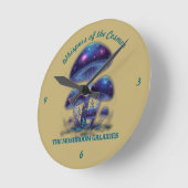 Cosmic Galaxy Mushrooms - Whimsical Fantasy Fungi ラウンド壁時計 (傾斜)