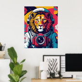 Cosmic Lion – Astronaut Helmet Poster | Bold Space ポスター (ホームオフィス)