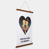 Cosmic Love Story Heart with Lovers and Fox Art 吊り下げ型タペストリー (傾斜あり)