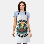 Costa Rica Sloth Vintage Vacation Shirt エプロン (着用した状態)