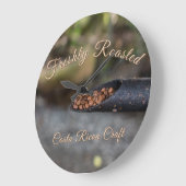 Costa Rican Coffee Freshly Roasted, Artisan Craft ラージ壁時計 (傾斜)
