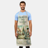 Cottage Leprechaun Patchwork Quilt Scene エプロン (着用した状態)